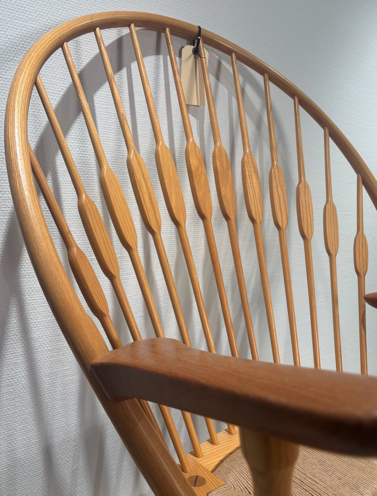 Hans J. Wegner Påfuglestol i ask og teak – restaureret klassiker fra Johannes Hansen